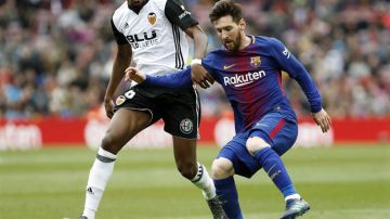 Lionel Messi disputa el esférico con Geoffrey Kondogbia