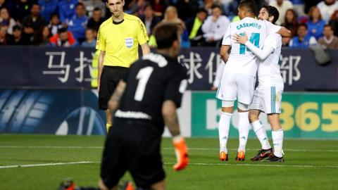 Los jugadores del Real Madrid,celebran con Isco el segundo gol del equipo blanco al Málaga. (Foto: EFE/Carlos Díaz)