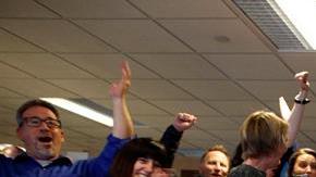 Fotografía cedida por USA TODAY NETWORK que muestra a reporteros de Cincinnati Enquirer y Amber Hunt (d), quienes celebran hoy 16 de abril 2018, en Cincinnati, Ohio, EEUU, tras enterarse de que ganaron el Premio Pulitzer, 2018 por su informe especial, "Seven Days of Heroin".