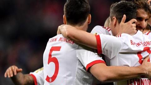 Jugadores del Bayern Munich celebran el triunfo ante el Bayer Leverkusen que les dio el pase a la final de la Copa de Alemania. (Foto: EFE/ Sascha Steinbach)