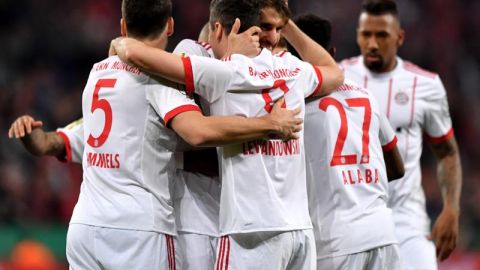 Jugadores del Bayern Munich celebran el triunfo ante el Bayer Leverkusen que les dio el pase a la final de la Copa de Alemania. (Foto: EFE/ Sascha Steinbach)