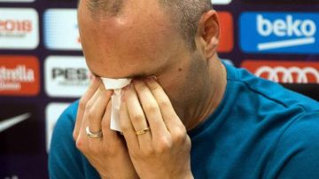 Andrés Iniesta no pudo evitar el llanto, tras anunciar su salida del Barcelona