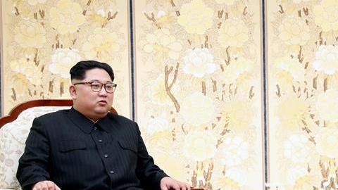 El líder norcoreano Kim Jong-un (i), conversa con el presidente surcoreano, Moon Jae-in, en Peace House.