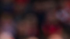 El delantero egipcio del Liverpool Mohamed Salah lucha con Lionel Messi por el Botín de Oro. (EFE/EPA/PETER POWELL)