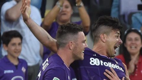 El jugador de la Fiorentina Giovanni Simeone celebra con sus compañeros el triunfo de su equipo sobre el Nápoles en la Serie A. (Foto: EFE/EPA/MAURIZIO DEGL'INNOCENTI)