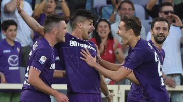 El jugador de la Fiorentina Giovanni Simeone celebra con sus compañeros el triunfo de su equipo sobre el Nápoles en la Serie A. (Foto: EFE/EPA/MAURIZIO DEGL'INNOCENTI)