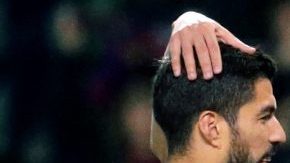 Los jugadores del FC Barcelona felicitan a Lionel Messi después de su triplete ante el Deportivo  La Coruña. (Foto: EFE/Lavandeira jr.)