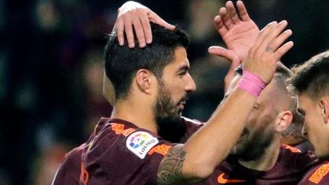 Los jugadores del FC Barcelona felicitan a Lionel Messi después de su triplete ante el Deportivo  La Coruña. (Foto: EFE/Lavandeira jr.)