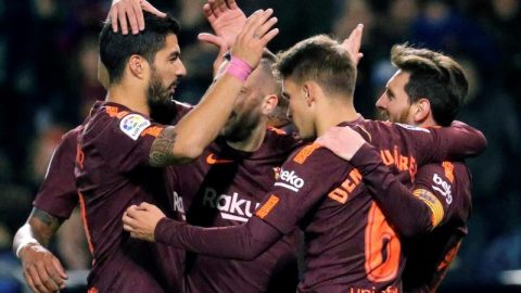 Los jugadores del FC Barcelona felicitan a Lionel Messi después de su triplete ante el Deportivo La Coruña. (Foto: EFE/Lavandeira jr.)