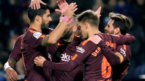 Los jugadores del FC Barcelona felicitan a Lionel Messi después de su triplete ante el Deportivo  La Coruña. (Foto: EFE/Lavandeira jr.)