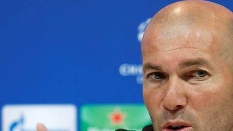 El técnico francés del Real Madrid, Zinedine Zidane, irá al Camp Nou a enfrentar un Clásico que se reduce a si habrá o no pasillo para el Barcelona. (Foto: EFE/Chema Moya)