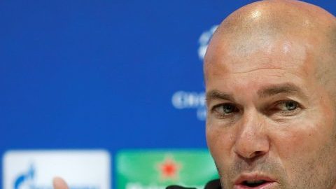 El técnico francés del Real Madrid, Zinedine Zidane, irá al Camp Nou a enfrentar un Clásico que se reduce a si habrá o no pasillo para el Barcelona. (Foto: EFE/Chema Moya)