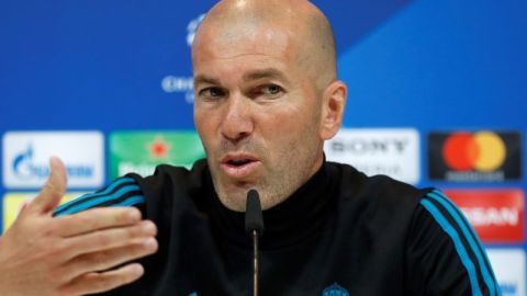 El técnico francés del Real Madrid, Zinedine Zidane, irá al Camp Nou a enfrentar un Clásico que se reduce a si habrá o no pasillo para el Barcelona. (Foto: EFE/Chema Moya)