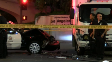 El vehículo policial viajaba hacia el norte por la calle Los Ángeles cuando un camión de productos agrícolas chocó contra él.