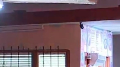 Un agente de la policía de El Monte interroga a un testigo.