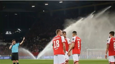 El árbitro regresó a los jugadores a la cancha para cobrar un penal