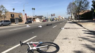 Una foto de la escena tuiteada por el capitán de la policía de L.A. mostraba una bicicleta blanca con el manillar y la rueda trasera ausentes.