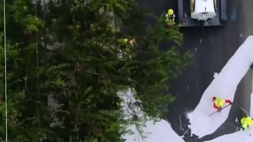 L.A., paga $ 40,000 por cada milla que "pinta", pero los defensores dicen que sus beneficios son invaluables.