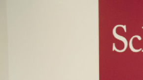 Reiss (dcha) sirvió como asesora principal de Schwarzenegger y luego como secretaria de Educación de California.