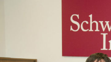 Reiss (dcha) sirvió como asesora principal de Schwarzenegger y luego como secretaria de Educación de California.