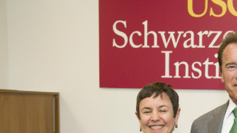 Reiss (dcha) sirvió como asesora principal de Schwarzenegger y luego como secretaria de Educación de California.