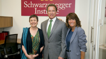 Reiss (dcha) sirvió como asesora principal de Schwarzenegger y luego como secretaria de Educación de California.
