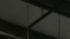 Un niño de Honduras ve una película en un centro de detención de la Patrulla Fronteriza en McAllen, Texas.