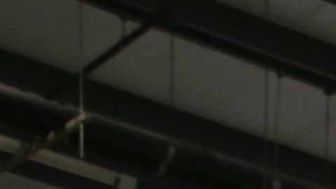 Un niño de Honduras ve una película en un centro de detención de la Patrulla Fronteriza en McAllen, Texas.