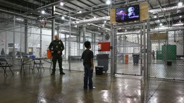 Un niño de Honduras ve una película en un centro de detención de la Patrulla Fronteriza en McAllen, Texas.