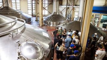 La fábrica de cerveza Budweiser del Valle de San Fernando lleva 40 años sin abrir sus puertas al público.