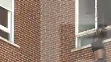 El hombre cayó sobre una lona que colocaron los bomberos.