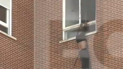 El hombre cayó sobre una lona que colocaron los bomberos.