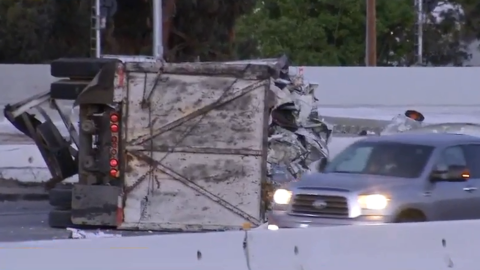 El accidente tuvo lugar en el lado sur de la autopista en Burbank Boulevard alrededor de las 3:30 am.