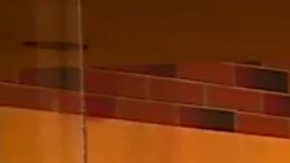 El conductor perdió el control, saltó el bordillo y se estrelló contra las puertas del restaurante, haciendo que sillas y mesas salieran volando