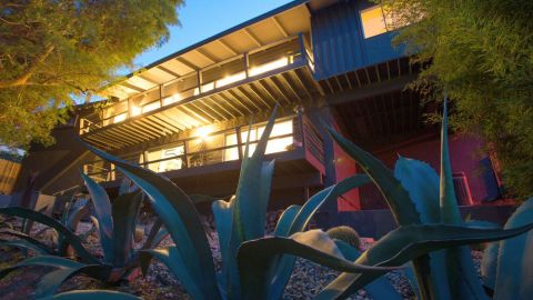 El conjunto se completa con un jardín paisajista por el que pasear y dos balcones desde los que disfrutar de las espectaculares vistas.