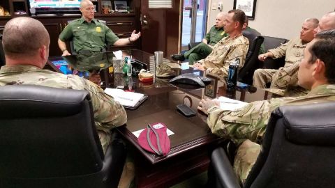 El director de CBP, Kevin McAleenan, con la Guardia de Texas.