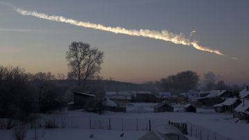 Cola de vapor del meteoro de Chelyabinsk. NASA