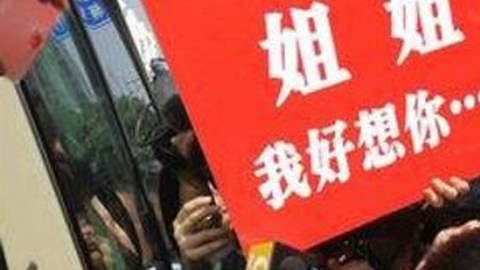 Kang Ying, de 27 años, se reunió con su familia el martes, despertando gran emoción en China.