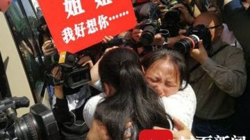Kang Ying, de 27 años, se reunió con su familia el martes, despertando gran emoción en China.