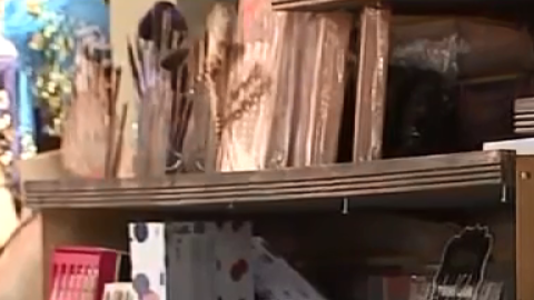 A veces, sólo abriendo el producto puede averiguarse si es falso, pero eso no está permitido en los establecimientos de Santee Alley.