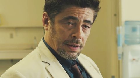 En 'Sicario: Day of the Soldado', de próximo estreno, Del Toro encarna a un hombre sumido en la guerra de narcotráfico de la frontera.