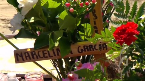 Familiares y amigos colocaron flores y veladoras en el sitio donde la pareja perdió la vida.