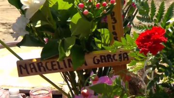 Familiares y amigos colocaron flores y veladoras en el sitio donde la pareja perdió la vida.