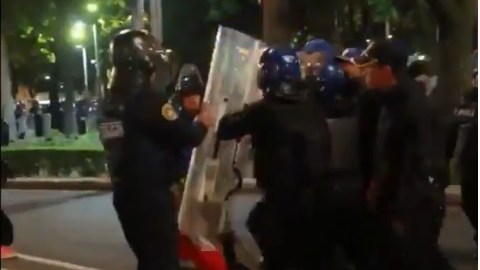 Policías de la Ciudad de México desalojan a aficionados de las Chivas