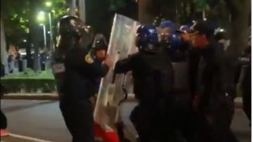 Policías de la Ciudad de México desalojan a aficionados de las Chivas