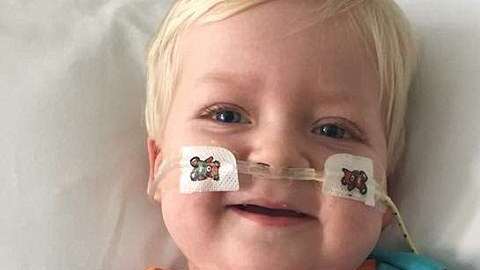 Un niño de dos años se recupera de una rara enfermedad tras ser desconectado del soporte vital.