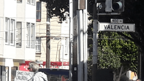 Más de 60 familias en la escuela se encuentran en una situación inestable de vivienda y muchas carecen de vivienda.