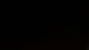 El senador de EEUU Tom Cotton (R-AR)  sostiene un salero con una cantidad de polvo que, según él, se aproxima a un volumen de fentanilo que podría matar a miles de personas.