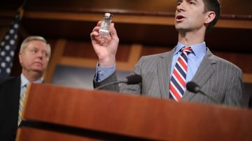 El senador de EEUU Tom Cotton (R-AR)  sostiene un salero con una cantidad de polvo que, según él, se aproxima a un volumen de fentanilo que podría matar a miles de personas.