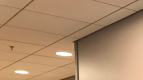 En el Carpenters Union Training Center, Garcetti se jactó de la regla de "jamás ser fotografiado con gafas y casco de seguridad".